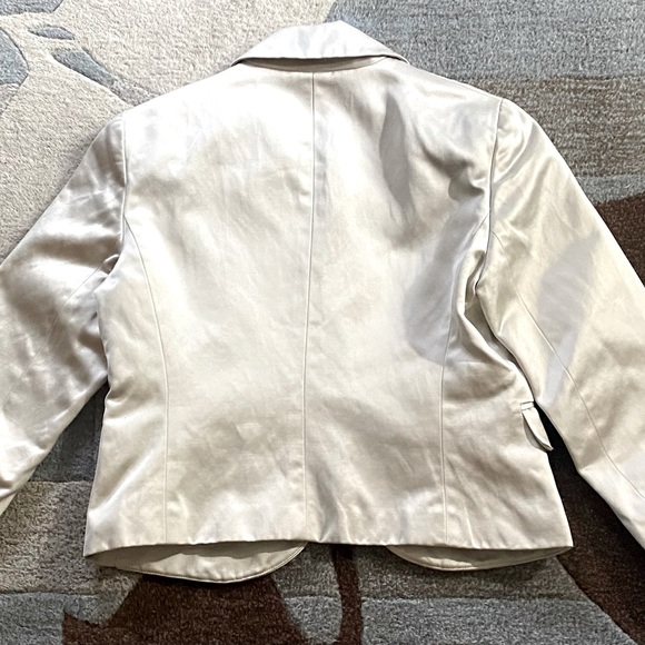 Theory Winter White Sateen Cropped One Button Blazer Skinny Lapel Front Pockets - Picture 2 of 4